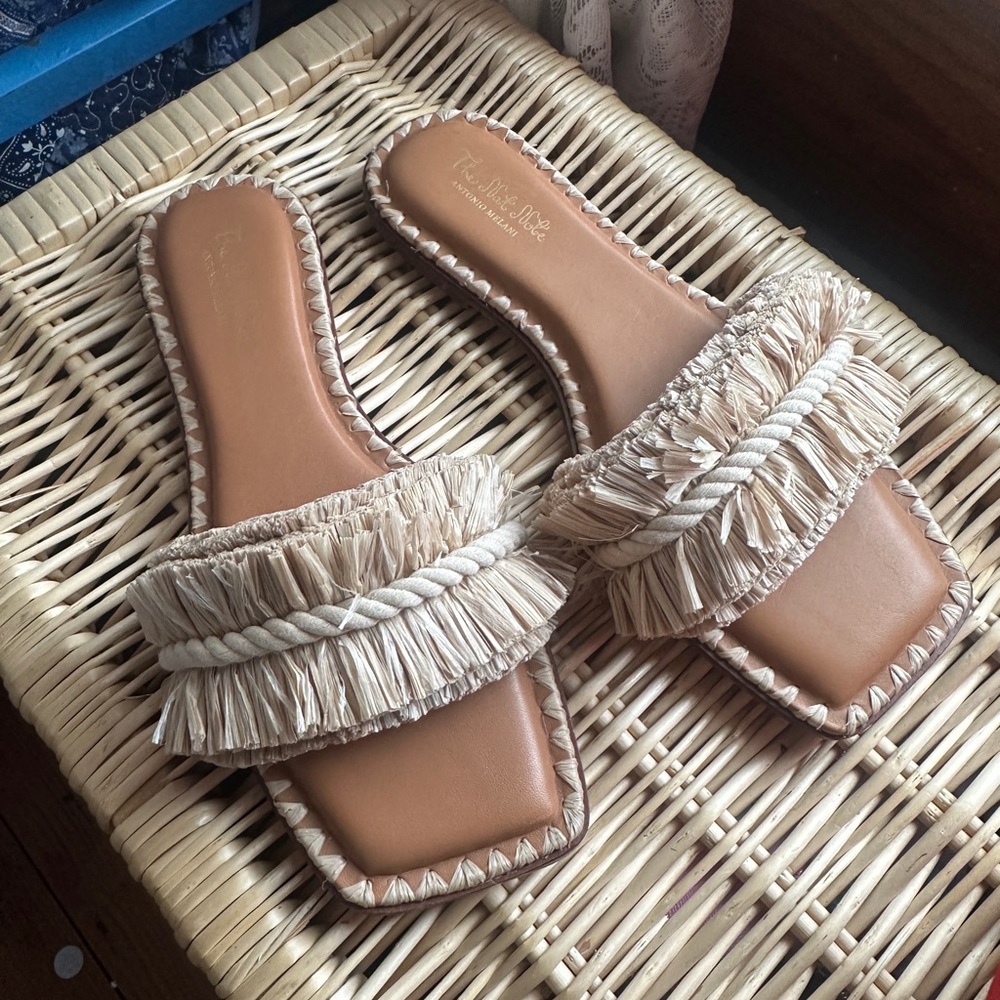 NWOB Antonio Melani - the Nat Note Madruga Braided Raffia Flat Sandals 7.5